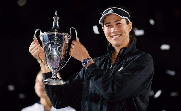 Archivo - Arxiu - Garbiñe Muguruza amb el trofeu de campiona de les Finals de la WTA de 2021