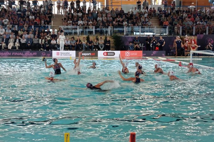 Un lance del partido entre Olympiacos SFP y CN Mataró de la Champions League Femenina de waterpolo.