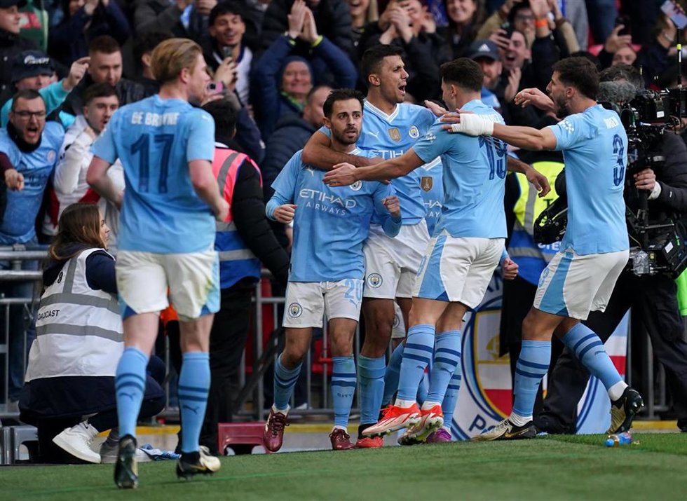 20 April 2024, United Kingdom, London: Manchester City's Bernardo Silva (C) celebrates scoring his side's first goal with teammates during the English FA Cup semi-final soccer match between Manchester City and Chelsea at Wembley Stadium. Photo: Adam Dav