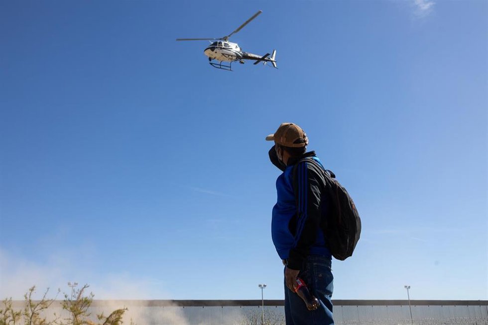 Helicóptero de vigilancia sobre la frontera EEUU/Mexico