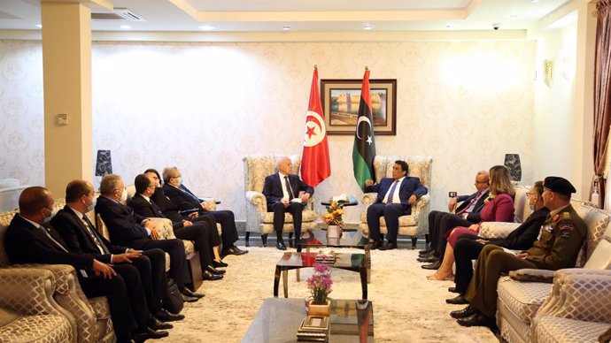 Archivo - (210317) -- TRIPOLI, March 17, 2021 (Xinhua) -- Tunisian President Kais Saied (L, center) meets with the new President of the Presidency Council of Libya Mohammed Menfi (R, center) in Tripoli, Libya on March 17, 2021.