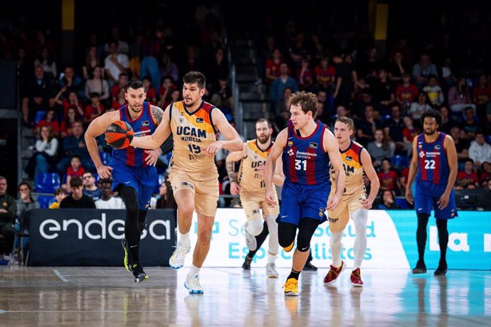 Willy Hernangómez y Rokas Jokubaitis, en un partido del Barça contra el UCAM Murcia.