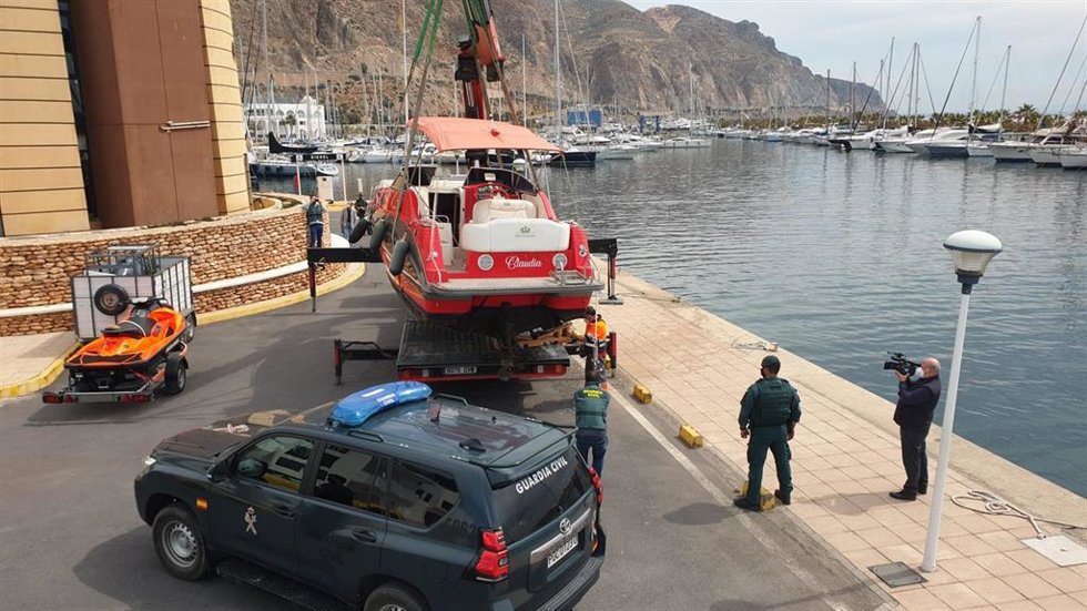 Archivo - Una de las embarcaciones intervenidas en la operación 'Izabela' contra el narcotráfico de hachís en Roquetas de Mar (Almería).