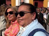Foto: María del Monte no pierde la sonrisa al lado de Inmaculada Casal a pesar de ser una feria "distinta"