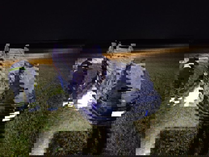 Bomberos intervienen en el accidente en el que una mujer resultó herida en Rubí de Bracamonte (Valladolid).