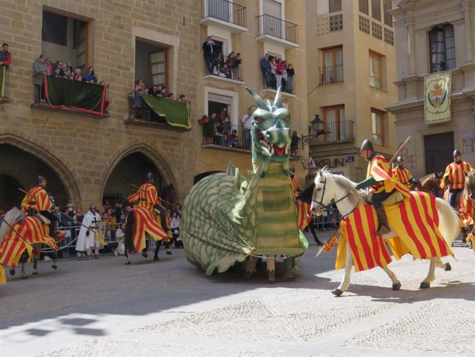 Archivo - Unas 2.000 personas acuden a Alcañiz para ver la batalla de San Jorge contra el Dragón en el Vencimiento en una edición anterior.