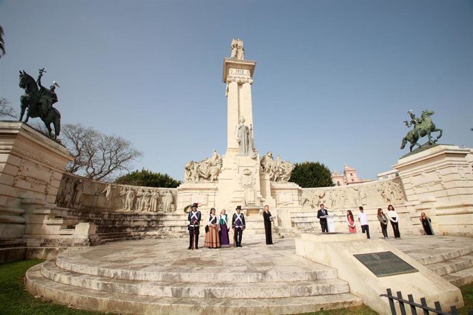 Archivo - Foto de archivo de la Plaza de España de Cádiz durante un acto de ofrenda de flores en el Monumento de las Cortes. 