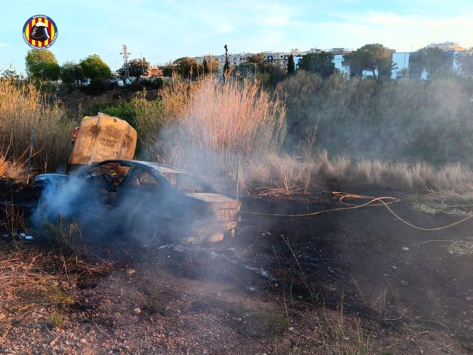 Extinguido un incendio en Torrent provocado por un coche tras caer por un barranco