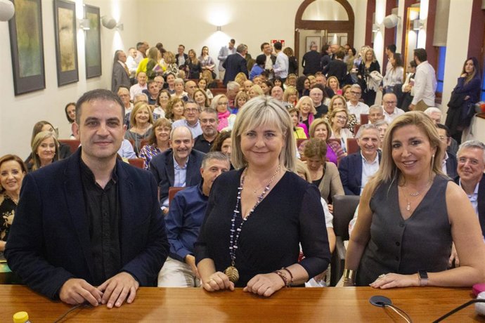 Acto de presentación de 'Azul Índigo' en el Casino de Murcia, con Belén Collado del Valle (medio), la escritora y coordinadora cultural Lola Gracia, y editor del libro, publicado por Rebelión Editorial.