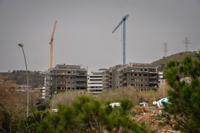 Viviendas en construcción, a 8 de abril de 2024, en Barcelona, Catalunya (España).