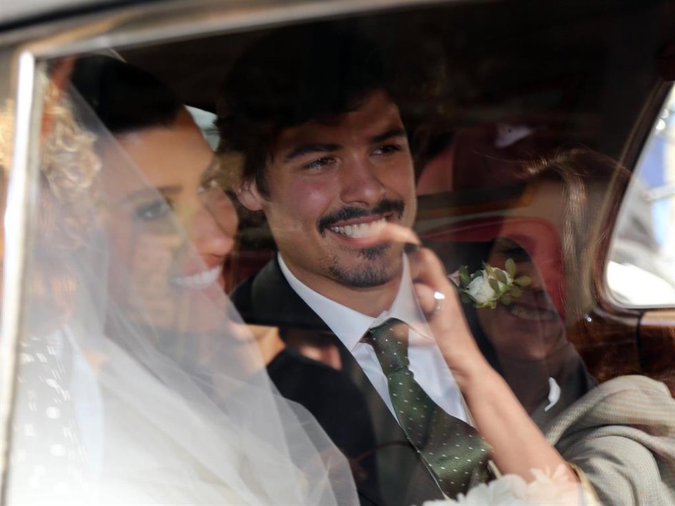 Víctor Iglesias y Francesca Civita tras darse el 'sí, quiero' en la Catedral de Sevilla a 20 de Abril de 2024 en Sevilla (España).
