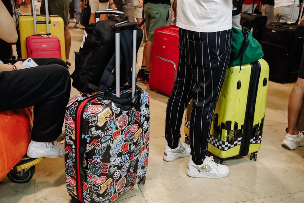 Archivo - Imagen de archivo de turistas en un aeropuerto.