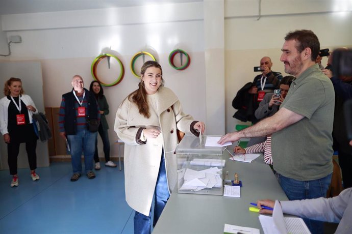 La candidata a lehendakari de Sumar, Alba García, deposita su voto.