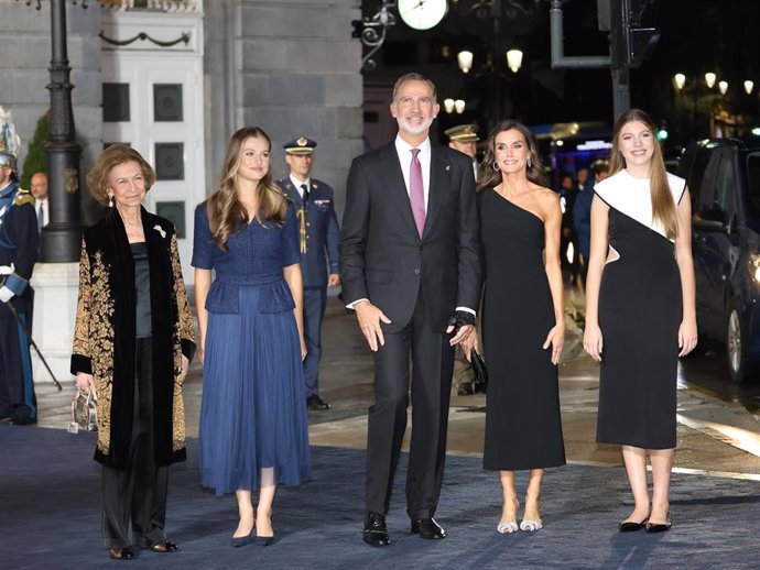 Archivo - La Reina Sofía, la Princesa Leonor, el Rey Felipe, la Reina Letizia y la Infanta Sofía a su salida a la entrega de los ‘Premios Princesa de Asturias 2023', a 20 de octubre de 2023