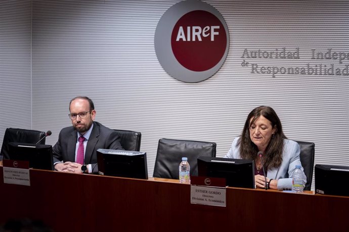 Archivo - El director de la División de Análisis Presupuestario de AIReF, Ignacio Fernández-Huertas, y la directora de la División de Análisis Económico, Esther Gordo Mora, durante la presentación del informe de la Autoridad Independiente de Responsabilid