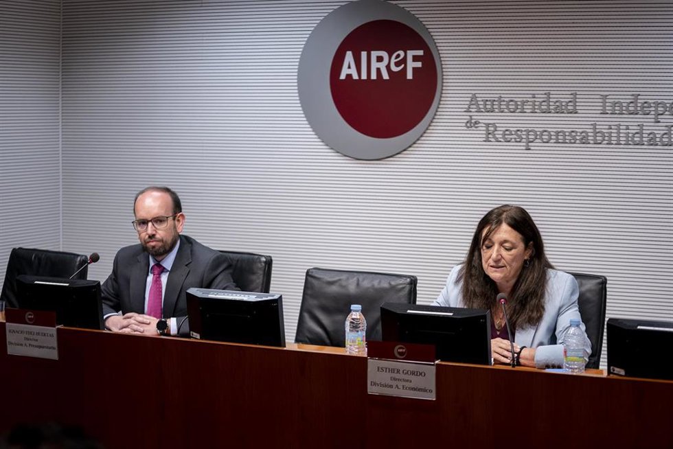 Archivo - El director de la División de Análisis Presupuestario de AIReF, Ignacio Fernández-Huertas, y la directora de la División de Análisis Económico, Esther Gordo Mora, durante la presentación del informe de la Autoridad Independiente de Responsabil