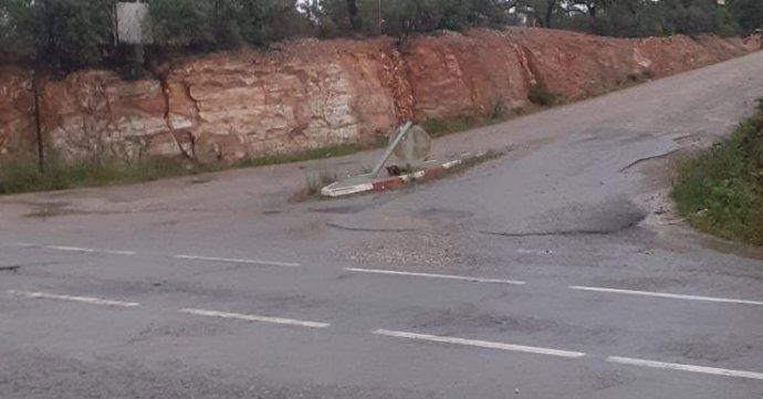 Estado de la carretera A-495 entre Santa Bárbara y Rosal de la Frontera, en la provincia de Huelva.
