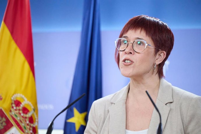 La portavoz de Compromís en el Congreso y portavoz adjunta de Sumar, Águeda Micó, durante una rueda de prensa anterior a la reunión de la Junta de Portavoces, a 2 de abril de 2024, en Madrid (España).