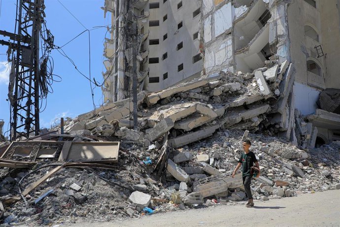 Un niño palestino camina junto a edificios destruidos por los bombardeos del Ejército de Israel contra la ciudad de Rafá, en el sur de la Franja de Gaza (archivo)