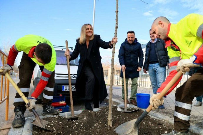 La alcaldesa de Granada, Marifrán Carazo, durante la plantación de árboles en la ciudad.