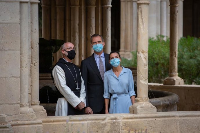 Archivo - Los Reyes en Poblet en 2020 con Vil, entonces abad del monasterio