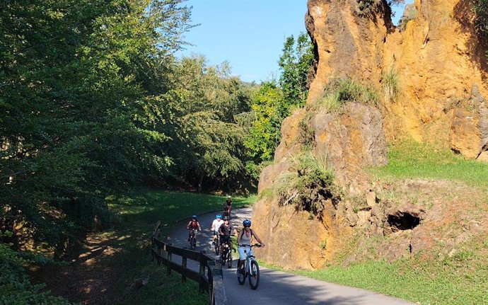 Visitantes recorren Cabárceno en bici