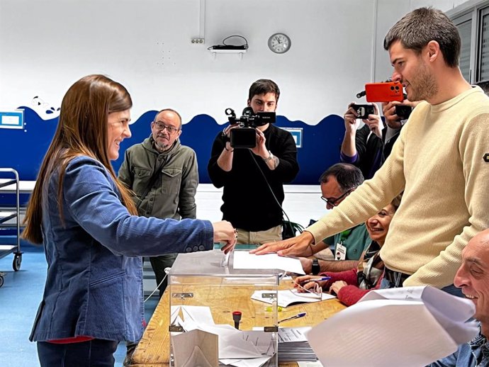 La candidata a lehendakari de Elkarrekin Podemos, Miren Gorrotxate, vota