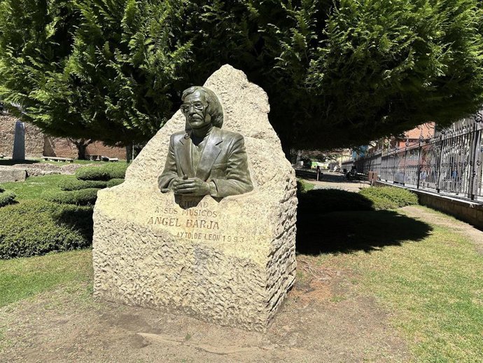 El monumento dedicado a Ángel Barja tras las labores de limpieza y mantenimiento.