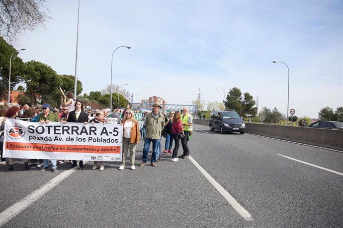 Archivo - Decenas de personas durante una manifestación de los vecinos de Aluche y Campamento