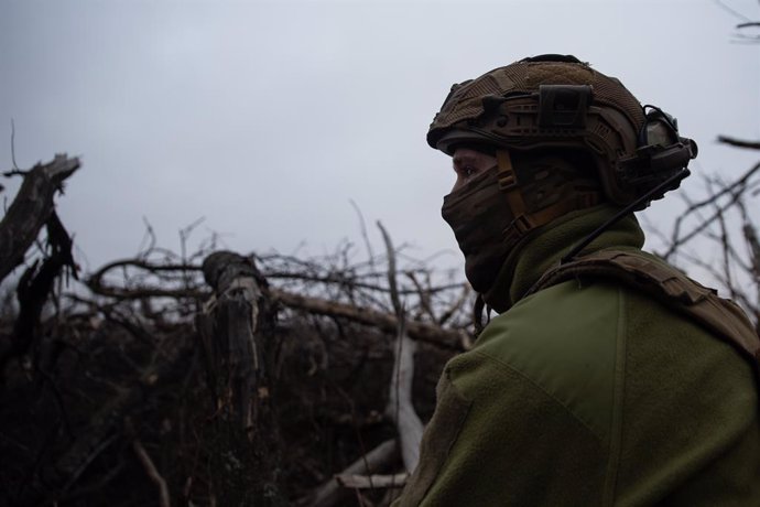 Archivo - Una fotografia d'un militar de l'exèrcit d'Ucraïna en una trinxera a la província de Donetsk (est)