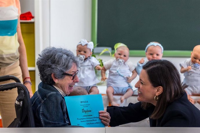 Foto durante la entrega de diplomas por la participación en el taller de Afede y el Ayuntamiento de San Fernando con bebés 'reborn'.
