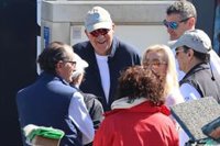Juan Carlos I no participa en la regata de Sanxenxo y visita a la tripulación del 'Bribón' en el puerto deportivo