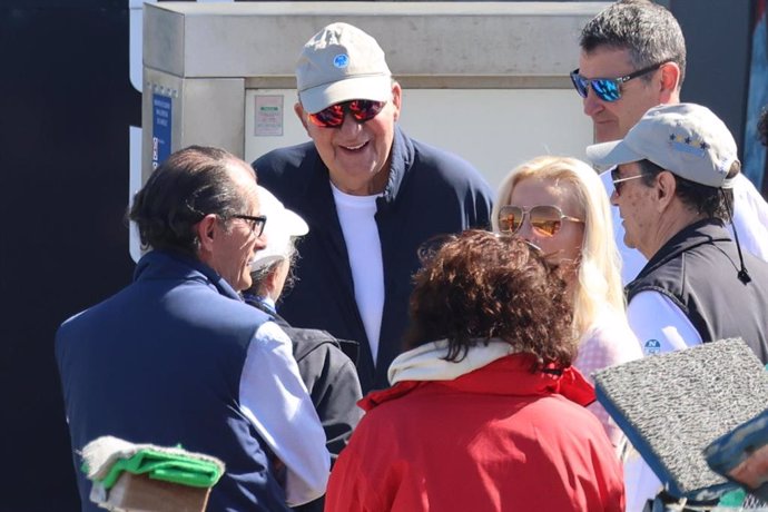 El Rey Juan Carlos en el puerto deportivo de Sanxenxo a 21 de abril de 2024, en Sanxenxo (España).