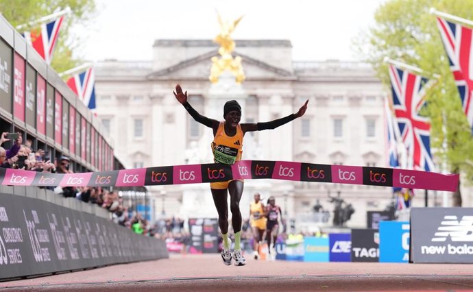 Peres Jepchirchir vence en el maratón de Londres