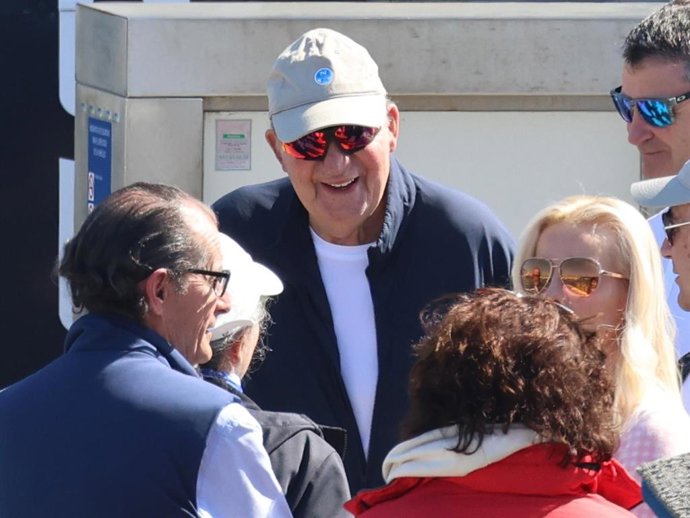 El Rey Juan Carlos en el puerto deportivo de Sanxenxo a 21 de abril de 2024, en Sanxenxo (España).