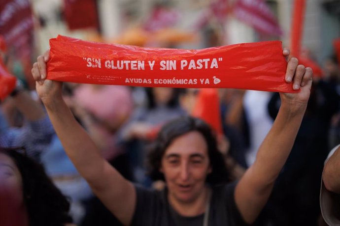 Una persona protesta durante una manifestación de la Asociación de Celíacos y Sensibles al Gluten