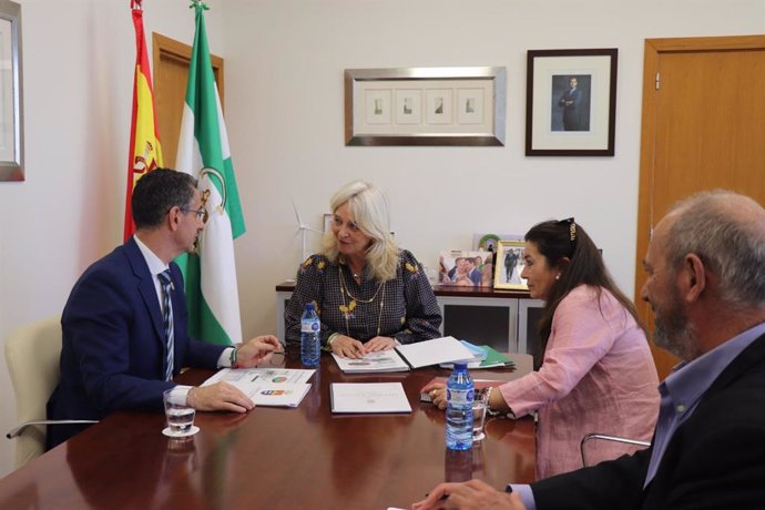 La delegada del Gobierno de la Junta de Andalucía en Cádiz, Mercedes Colombo, con el alcalde de Barbate (Cádiz), Miguel Molina, y la vicealcaldesa, Ana Moreno.