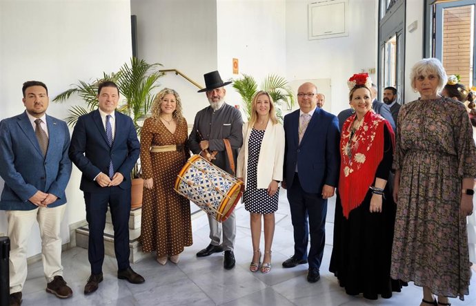 La alcaldesa de Alcalá de Guadaíra, Ana Isabel Jiménez, en el acto en el Teatro Gutiérrez Alba con el pregonero Alberto Mallado.