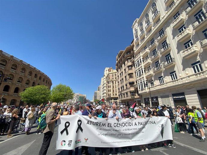Archivo - Miles de personas reclaman en València el "fin del genocidio" en Gaza y piden al Gobierno que "no venda armas" a Israel
