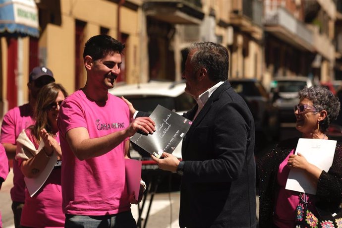 Entrega de premios por parte del presidente de las Cortes de Castilla y León, Carlos Pollán.