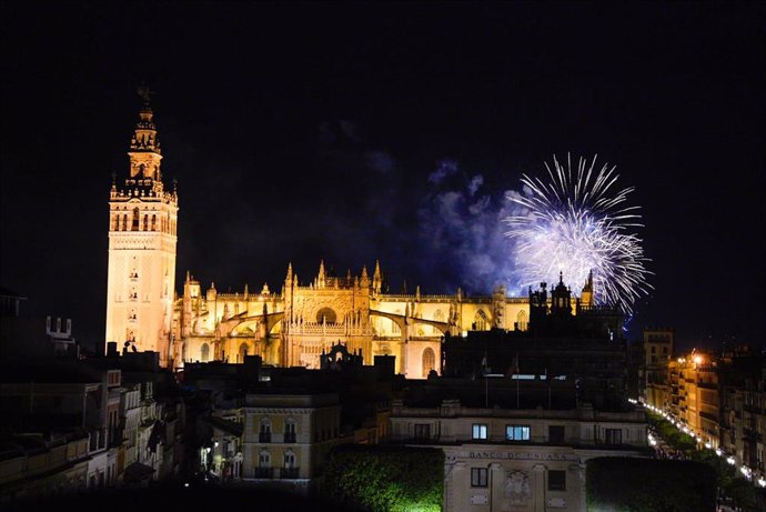 Espectáculo de fuegos artificiales sobre la catedral de Sevilla, a 21 de abril de 2024 en Sevilla, Andalucía (España).  