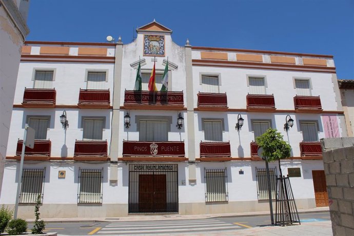Archivo - Fachada del Ayuntamiento de Pinos Puente, en una imagen de archivo.