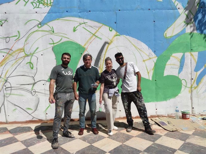 La concejal de Participación Ciudadana y de Barrios del ayuntamiento de Jaén, Maribel López, y el concejal de Conservación e Infraestructuras Municipales, Antonio Losa, junto al equipo 'Imperdible' en el mural del paque Andrés de Vandelvira.