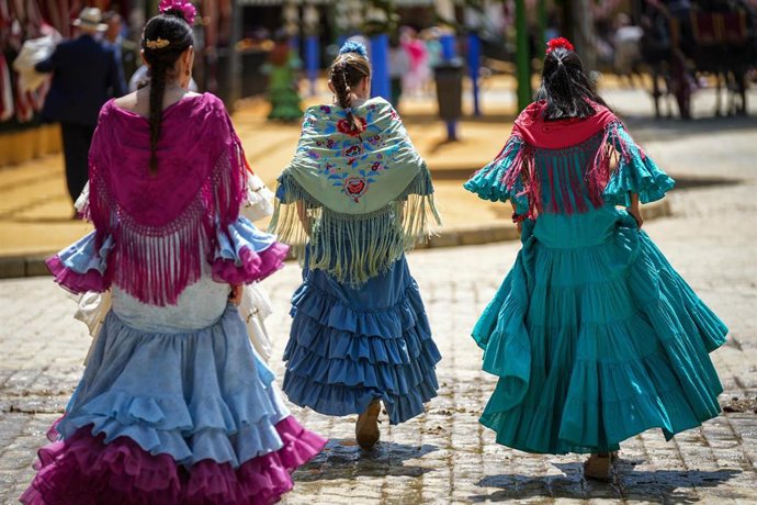 Mujeres vestida de flamenca en la feria. A 18 de abril de 2024, en Sevilla (Andalucía, España).  
