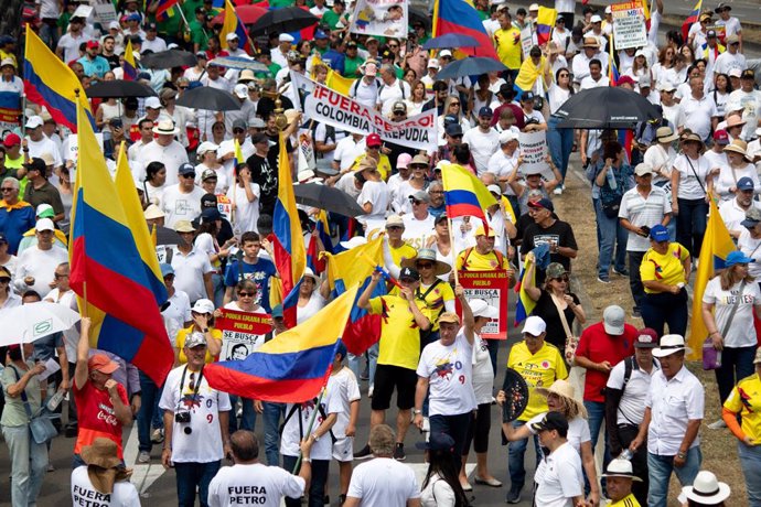 Archivo - March 6, 2024, Cali, Valle Del Cauca, Colombia: Demonstrators take part with Colombian flags during an opposition demonstration against Colombia's president Gustavo Petro and his reforms, on March 6, 2024 in Cali, Colombia.