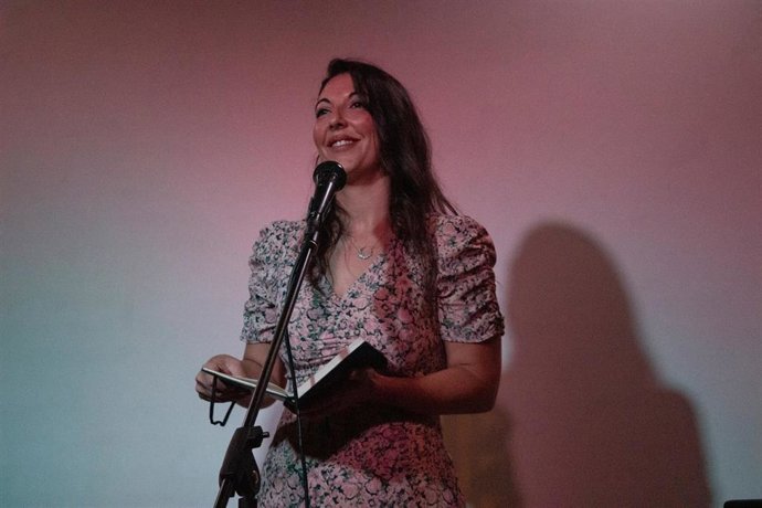 Una participante en el anterior micro abierto organizado por el ciclo de los Lunes Literarios