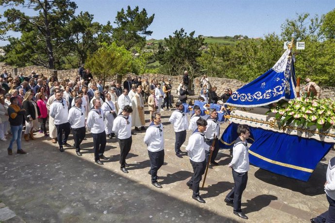 Tradicional procesión terrestre y marítima de la Virgen de la Barquera