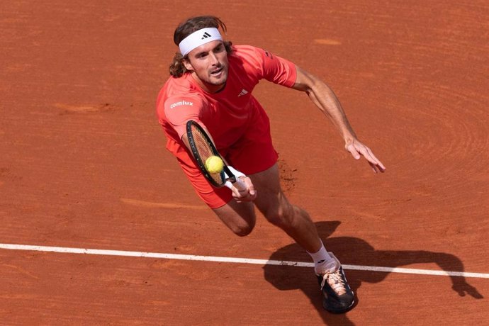 21 April 2024, Spain, Barcelona: Greek tennis player Stefanos Tsitsipas in action against Norway's Casper Ruud during their men's singles final match of the Barcelona Open tennis tournament. Photo: Eric Renom/LaPresse via ZUMA Press/dpa