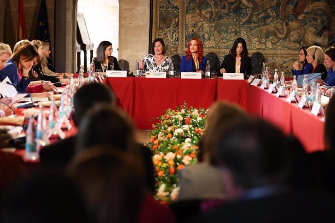 (I-D) La CEO de StockCrowd, Mireia Badia, la presidenta del Congreso, Francina Armengol, la astronauta Sara García y la actriz Vicky Luengo en la Cumbre de mujeres presidentas de Parlamentos de la Unión Europea, en el palacio de la Almudaina, en Palma.