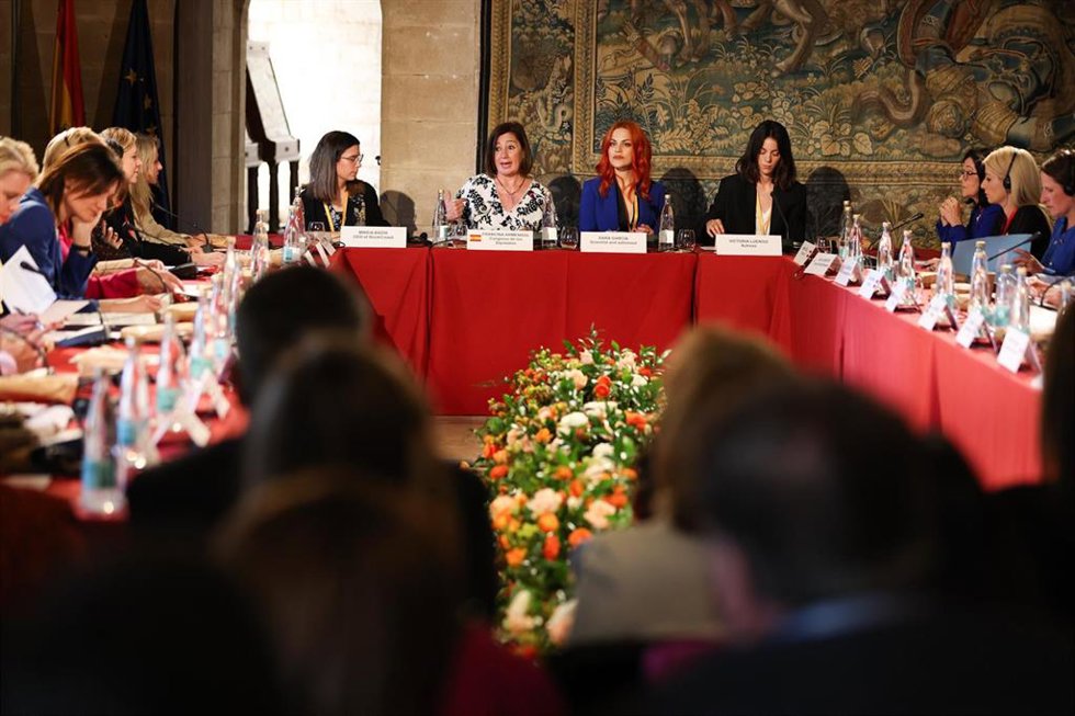 (I-D) La CEO de StockCrowd, Mireia Badia, la presidenta del Congreso, Francina Armengol, la astronauta Sara García y la actriz Vicky Luengo en la Cumbre de mujeres presidentas de Parlamentos de la Unión Europea, en el palacio de la Almudaina, en Palma.